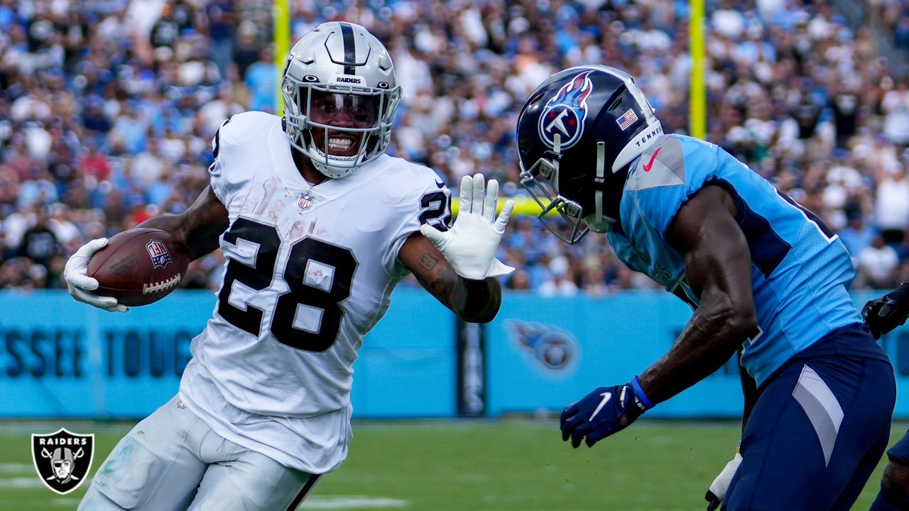 Can't-Miss Play: Las Vegas Raiders wide receiver Mack Hollins outleaps two  defensive backs to catch Raiders quarterback Derek Carr's 26-yard touchdown  dime