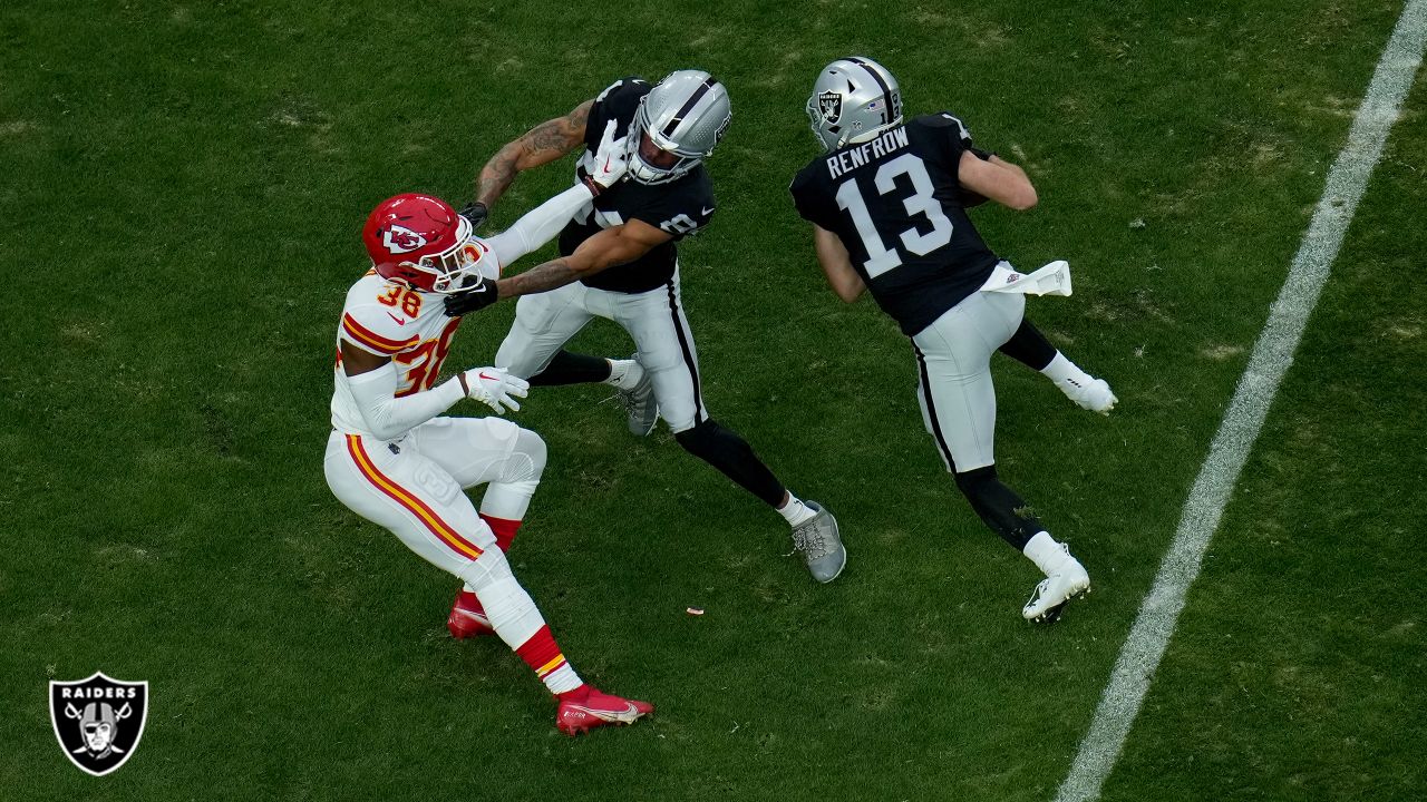 Chiefs narrowly edge out Raiders, winning 35-31