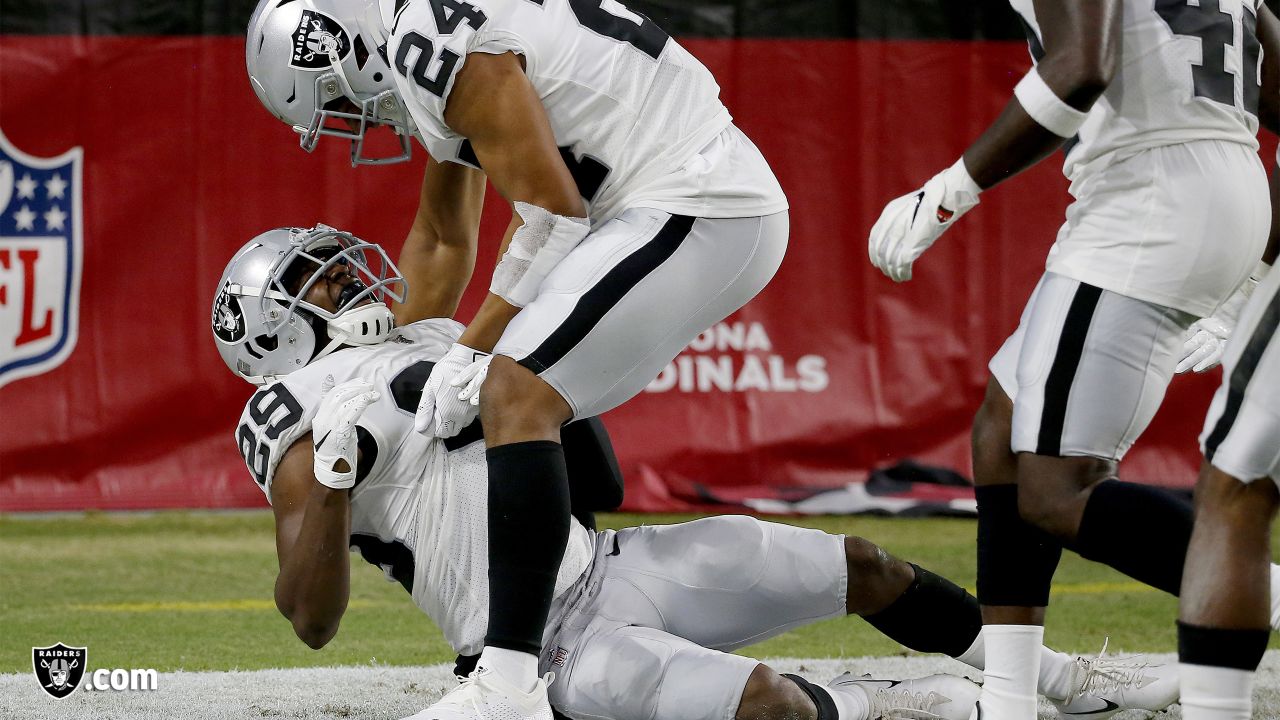 Raiders' Antonio Brown gives away gear, hugs during pregame warm-ups