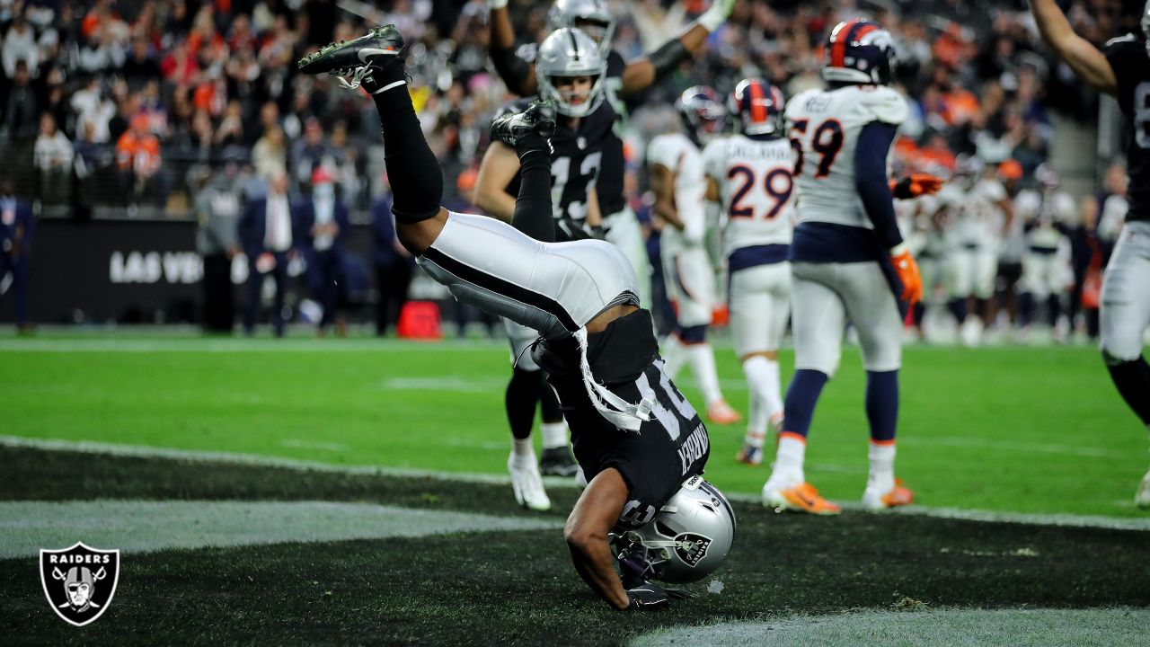 Denver Broncos' defense wilts late against run-heavy Raiders