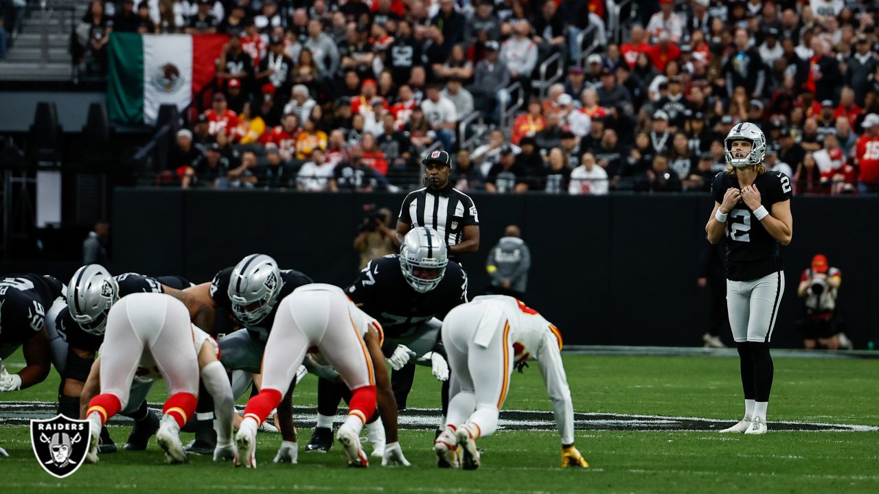 NFL's Las Vegas Raiders win in overtime, delighting first crowd to watch a  regular-season game there – Cedar City News