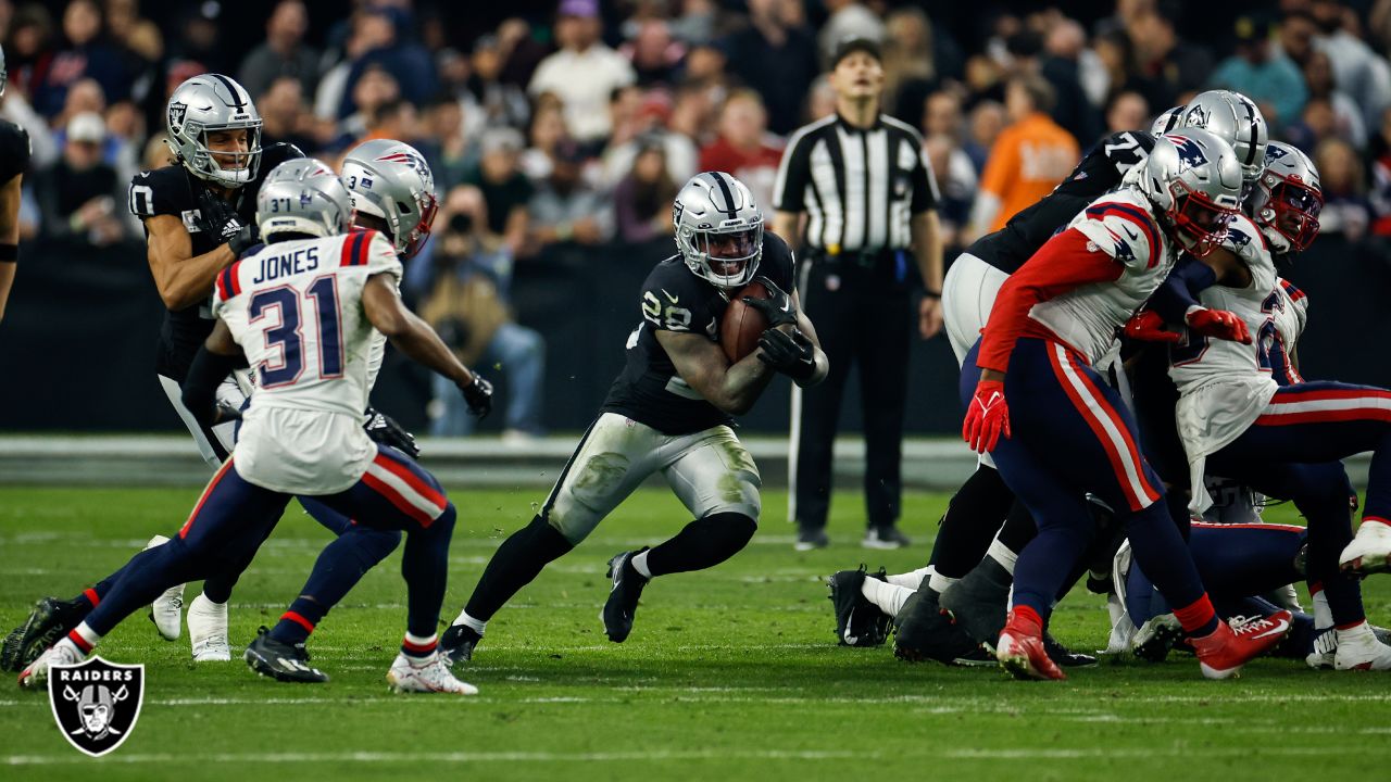 Quick Snap: Defensive touchdown in the final seconds gives Raiders the win  over Patriots