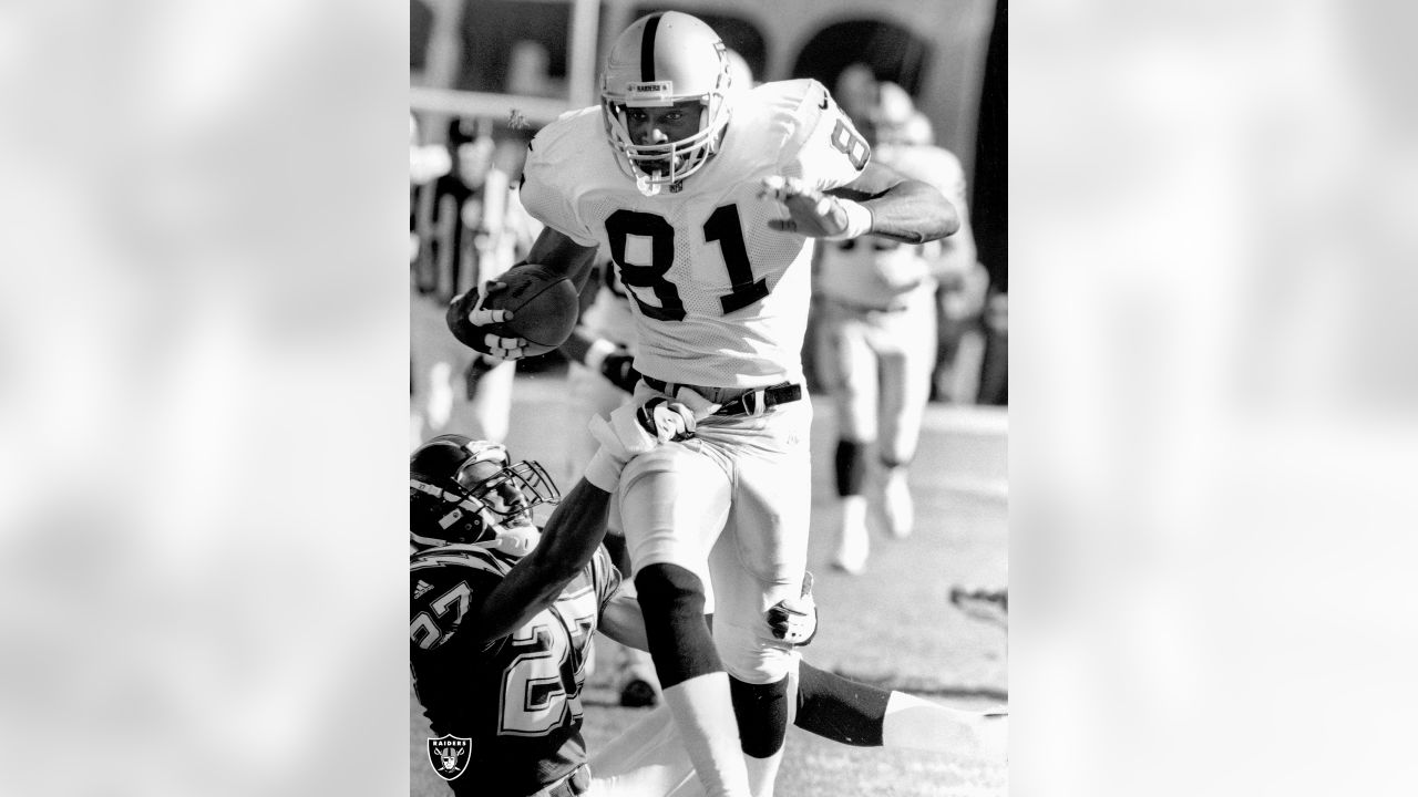 Oakland Raiders Jerry Porter (84) tries for a Kerry Collins pass as