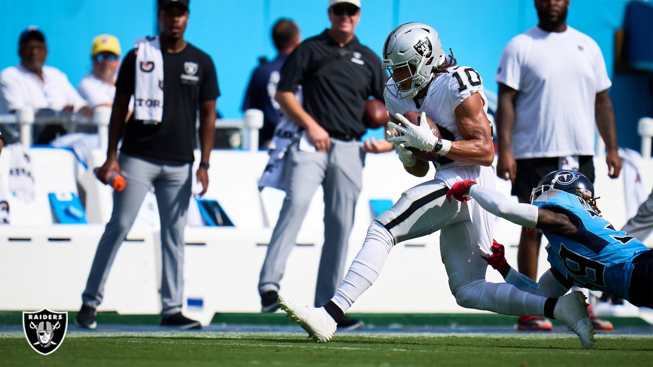 Las Vegas Raiders guard Jermaine Eluemunor (72) prays before an NFL  football game against the Tennessee Titans Sunday, Sept. 25, 2022, in  Nashville. (AP Photo/Mark Zaleski Stock Photo - Alamy