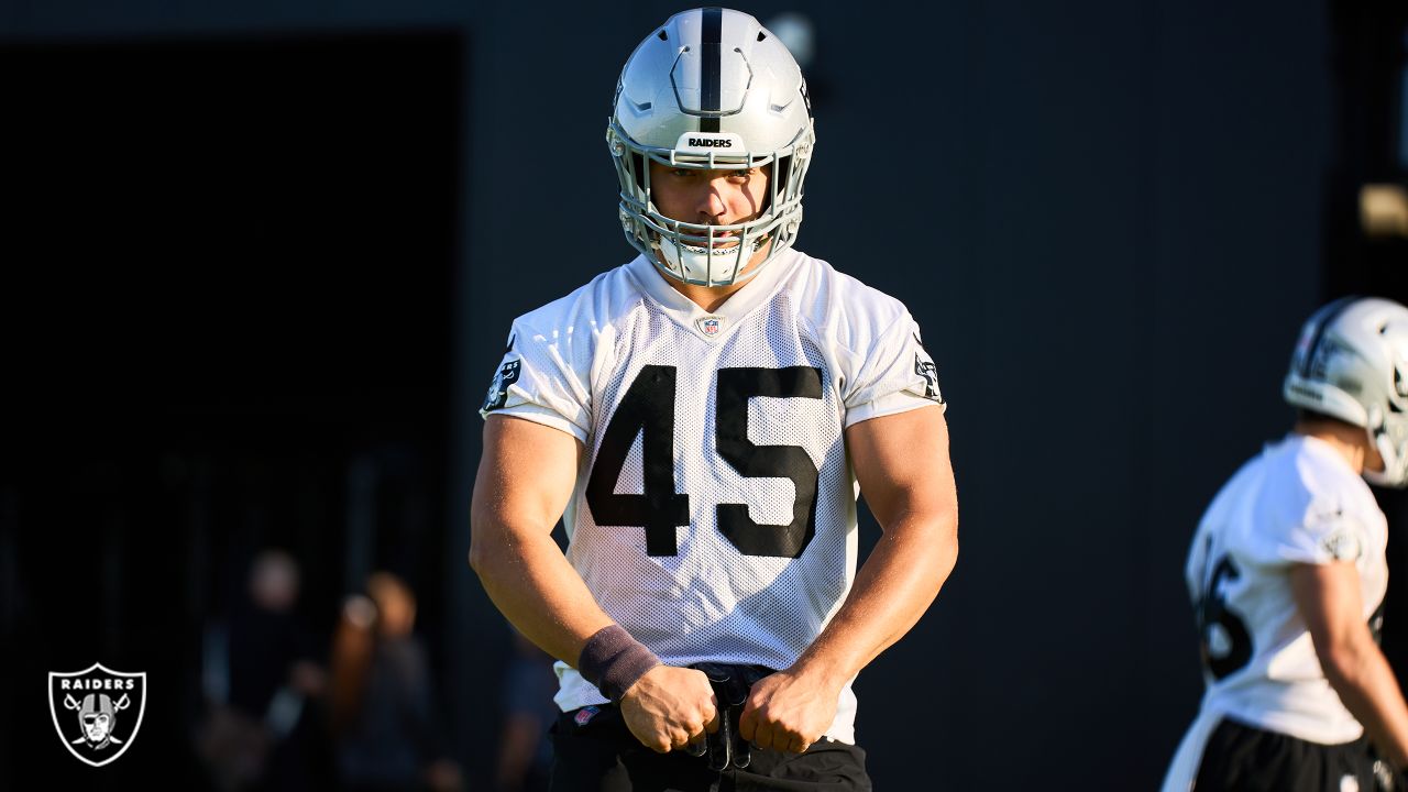 Raiders defensive end Yannick Ngakoue (91) confers with staff during  training camp at the Inter …