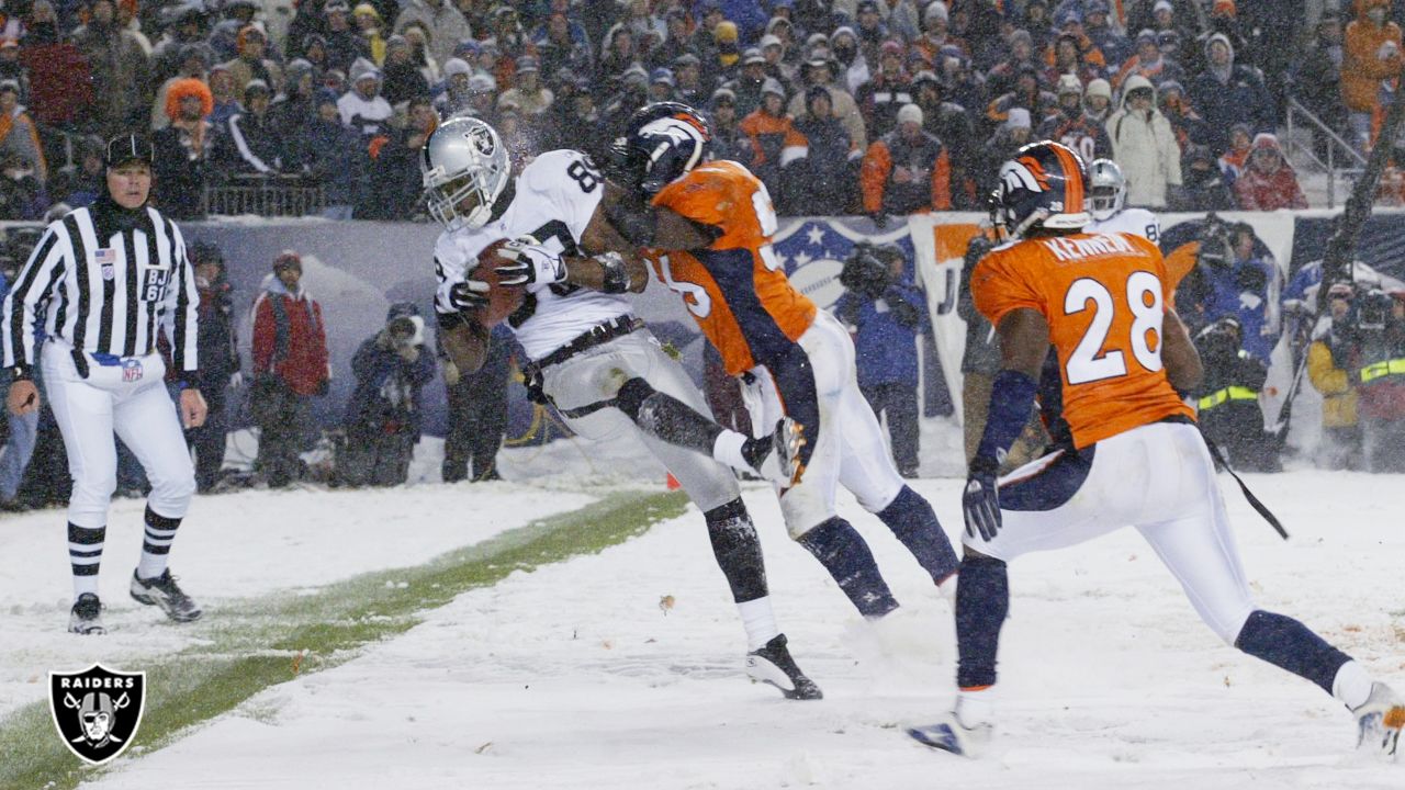 Oakland Raiders wide receiver Ronald Curry runs a play while playing  quarterback against the Denver Broncos during the second quarter at Invesco  Field at Mile High in Denver on November 23, 2008. (