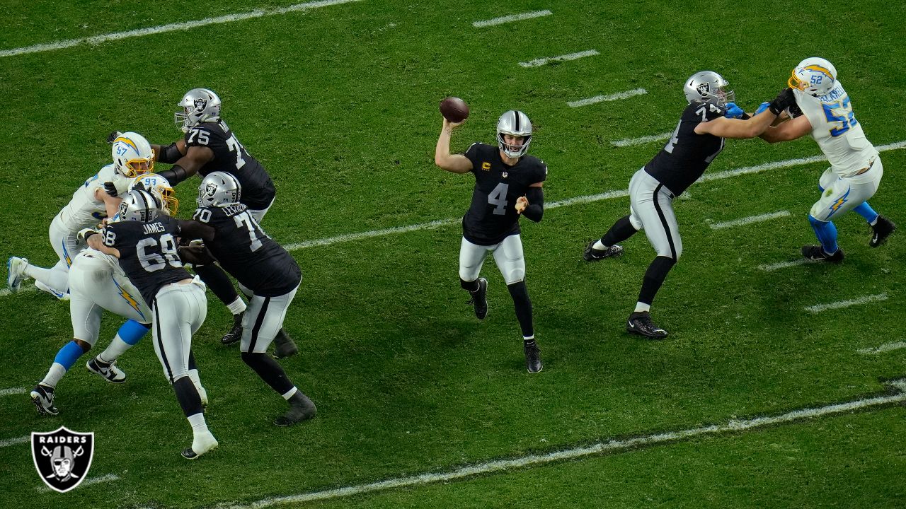 Las Vegas Raiders on X: Six years ago today, @derekcarrqb set a new  franchise record for most passing yards in a single game with a 513-yard  performance in a 30-24 OT win