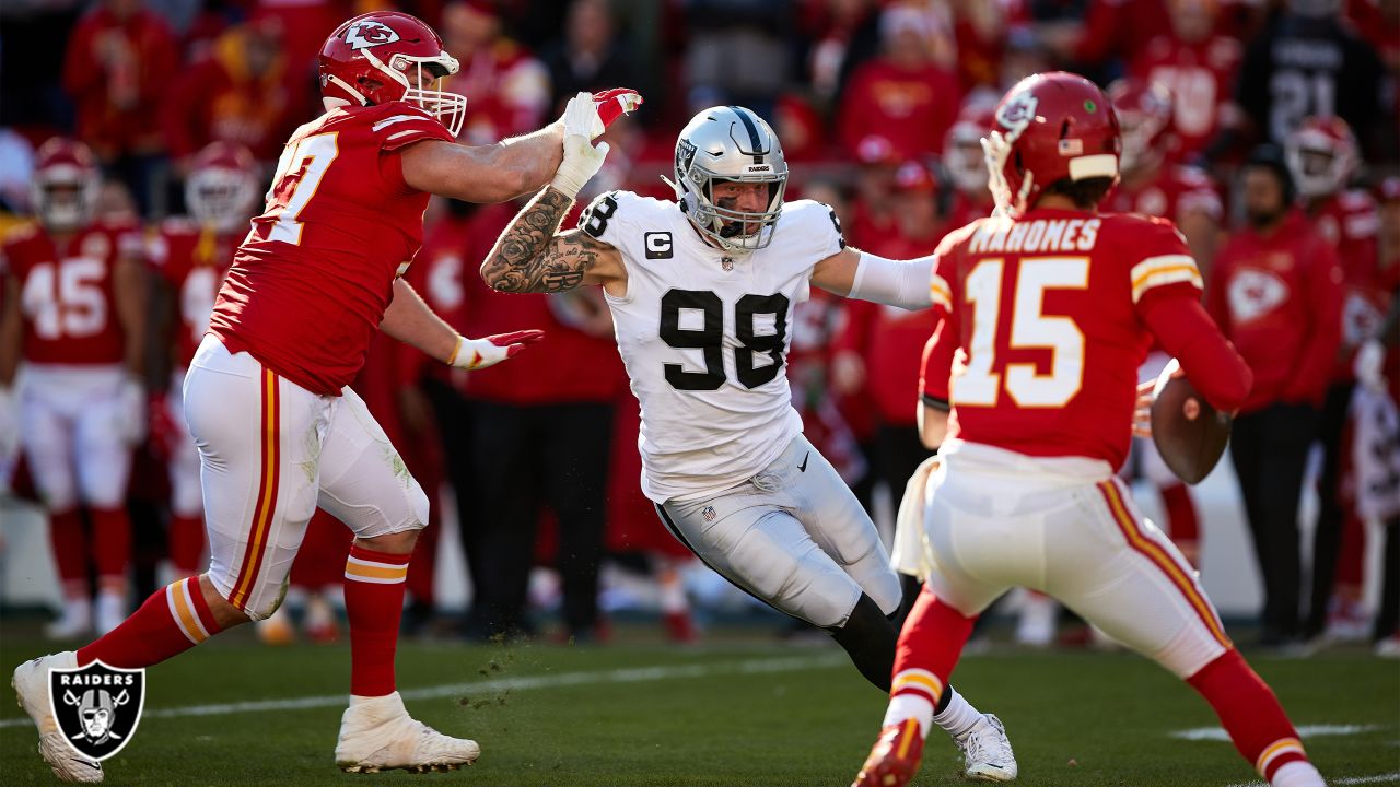 Saturday, November 6, 2022; Jacksonville, FL USA; Las Vegas Raiders  defensive end Maxx Crosby (98) on the line of scrimmage during an NFL game  agains Stock Photo - Alamy