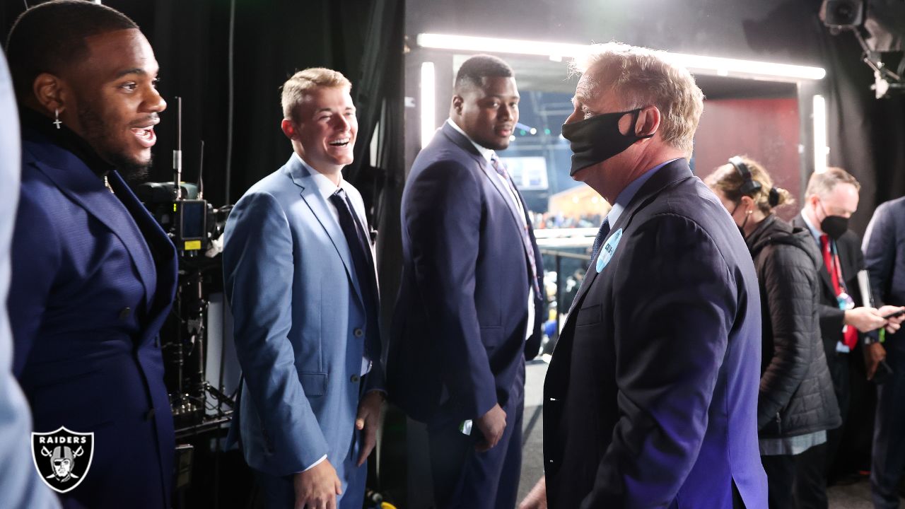 EDGE prospect Aidan Hutchinson explains his draft outfit to NFL Media's  Michael Irvin, Melissa Stark