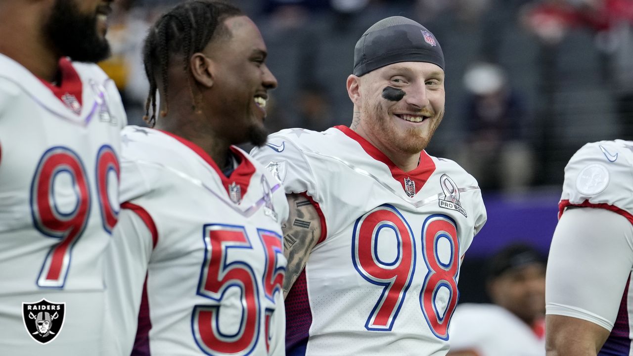 Raiders defensive end Maxx Crosby (98) talks with teammates during AFC Pro  Bowl team practice a …