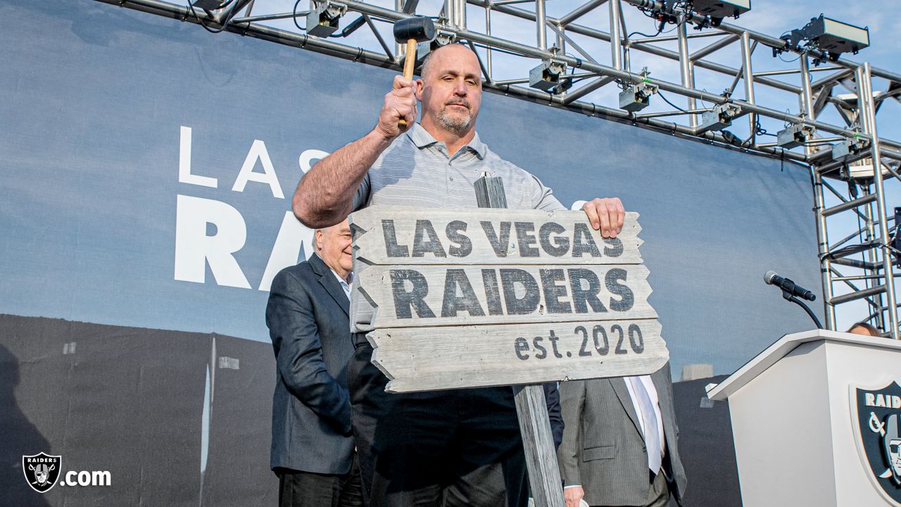 The Las Vegas Raiders Name Change Started A Super Bowl Debate On Twitter -  Narcity