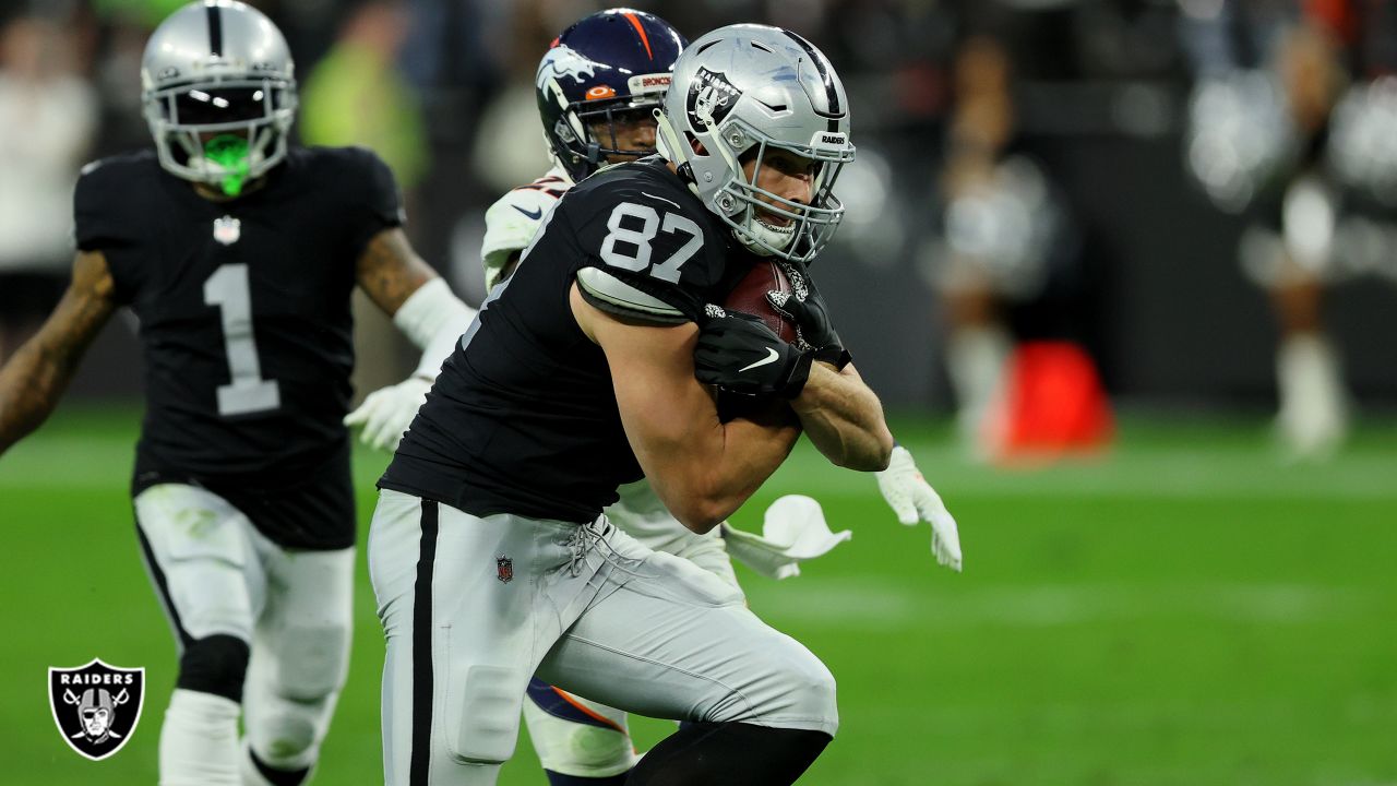 Denver Broncos' defense wilts late against run-heavy Raiders