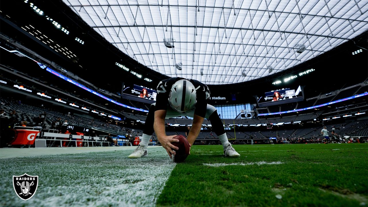 Photograph : Raiders Warm Up Before Game Against Patriots 