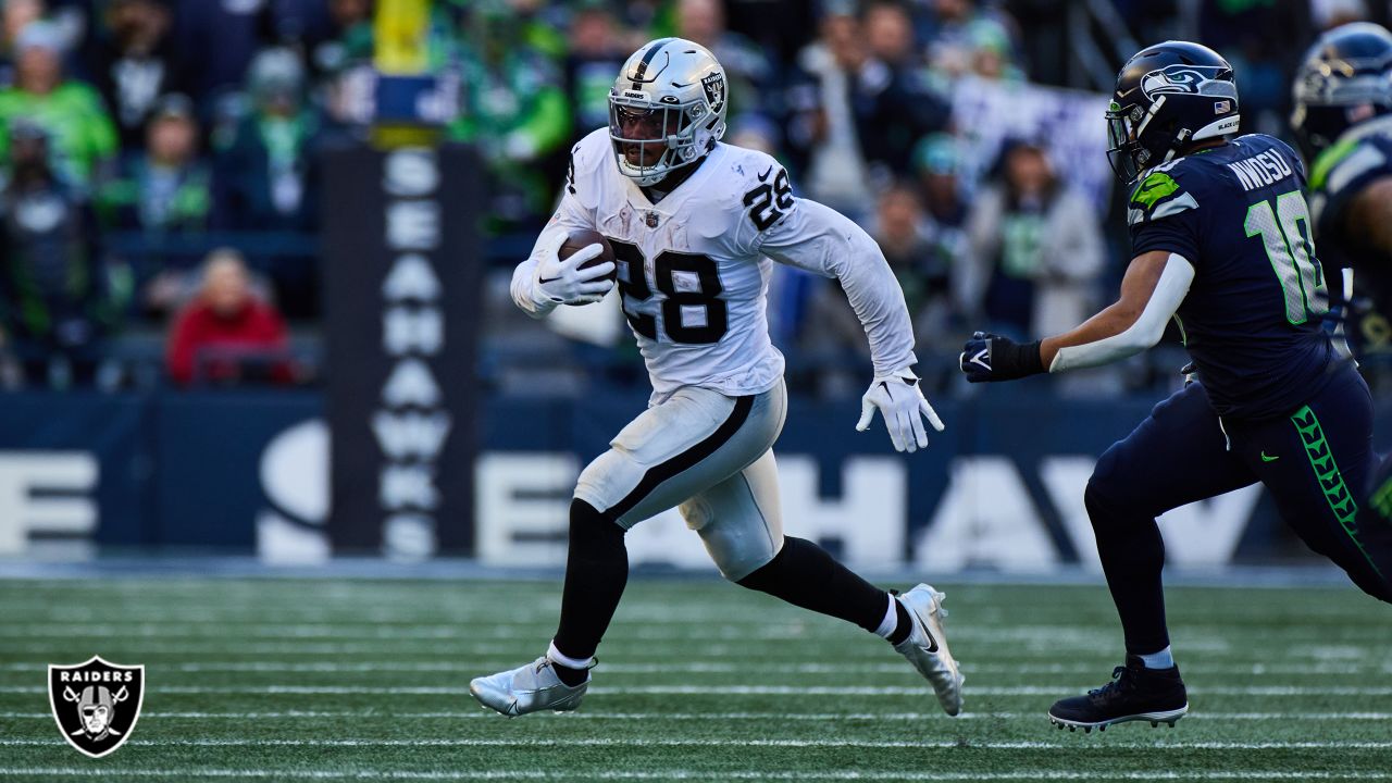 Josh Jacobs ends holdout, returns to Raiders on one-year deal - Sactown  Sports