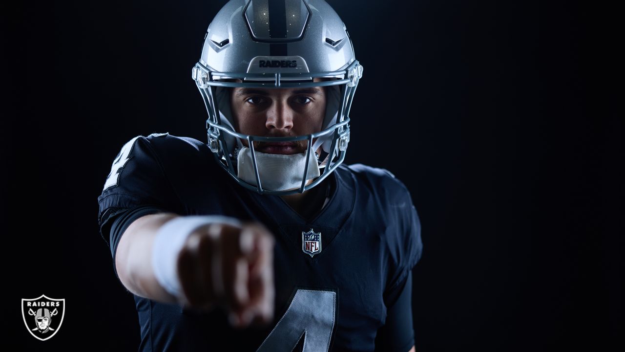 Las Vegas Raiders in 2023  Nfl photos, Football poses, Nfl