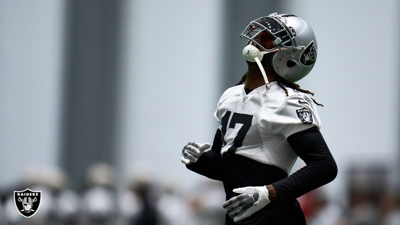 Tyrone Wheatley of the Oakland Raiders carries the ball during the News  Photo - Getty Images