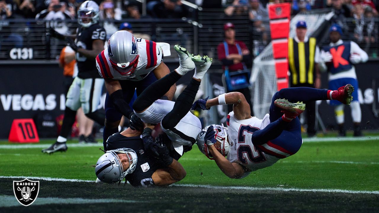 Can't-Miss Play: Las Vegas Raiders wide receiver Mack Hollins outleaps two  defensive backs to catch Raiders quarterback Derek Carr's 26-yard touchdown  dime