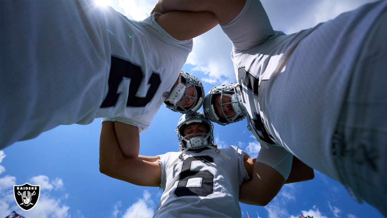 Las Vegas Raiders guard Jermaine Eluemunor (72) prays before an NFL  football game against the Tennessee Titans Sunday, Sept. 25, 2022, in  Nashville. (AP Photo/Mark Zaleski Stock Photo - Alamy