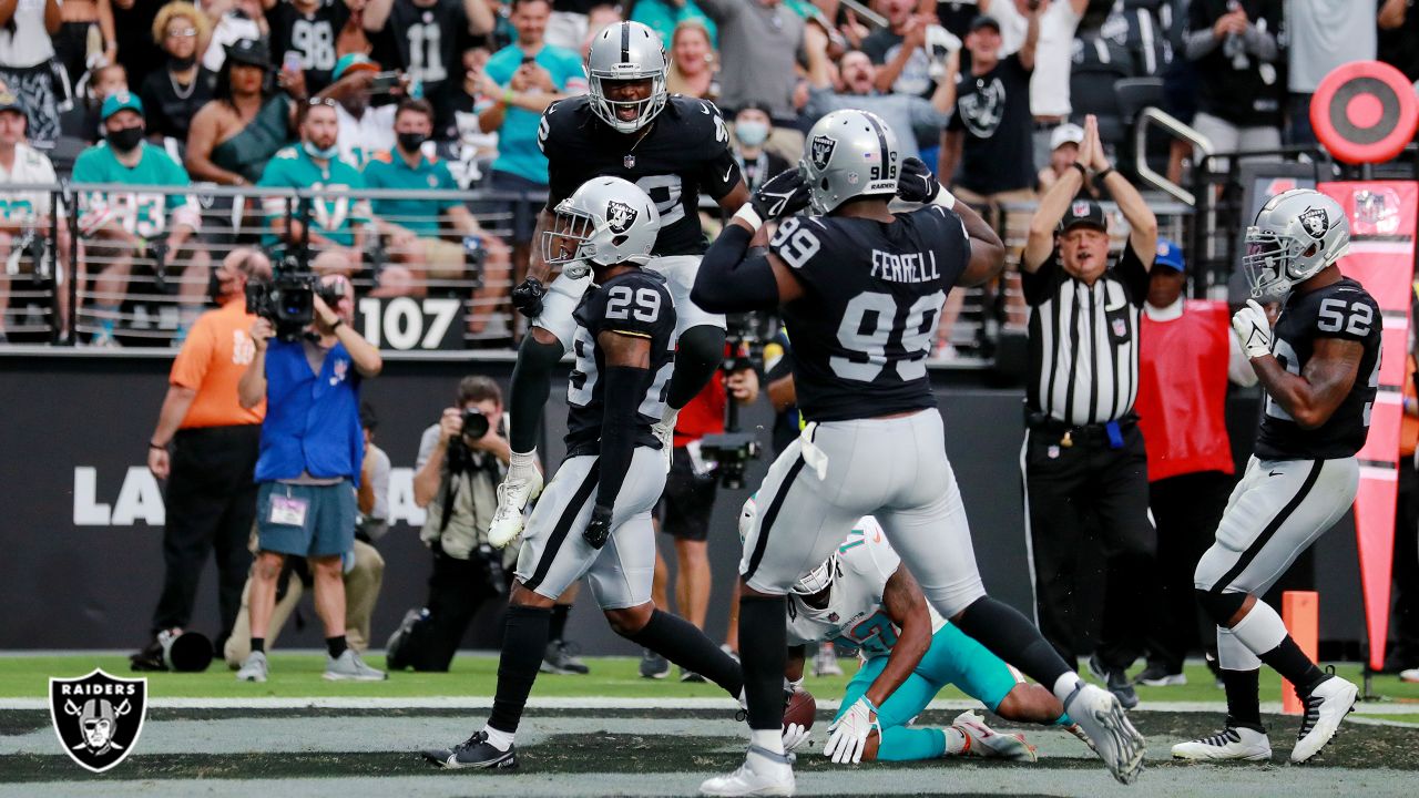 Miami Dolphins' Elandon Roberts returns pick of Derek Carr 85