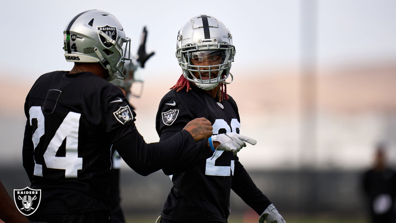 Las Vegas Raiders cornerback Anthony Averett (29) warms up before