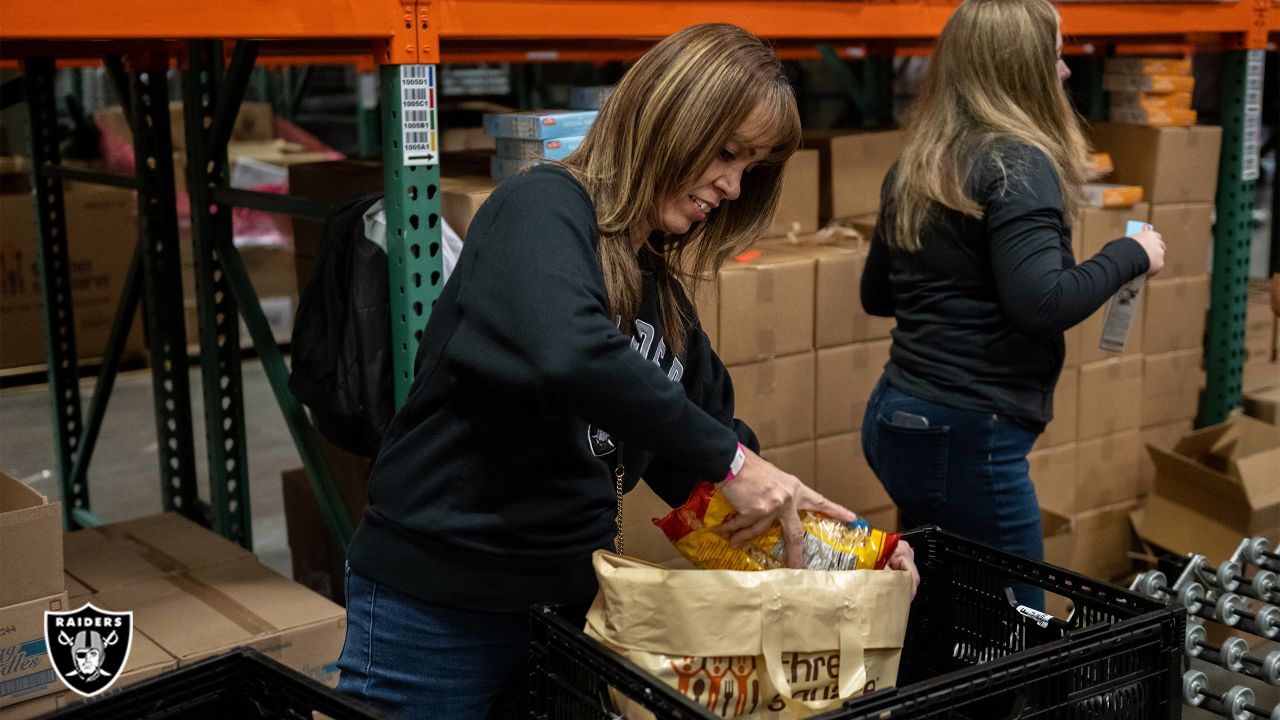 Raiders assist Southern Nevada community for Thanksgiving