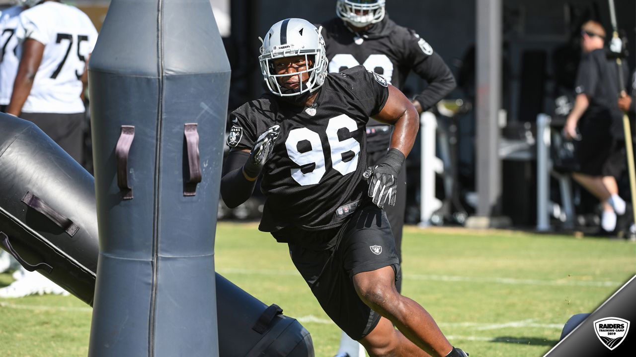 Raiders TE Lee Smith plays long snapper after Andrew DePaola hurt