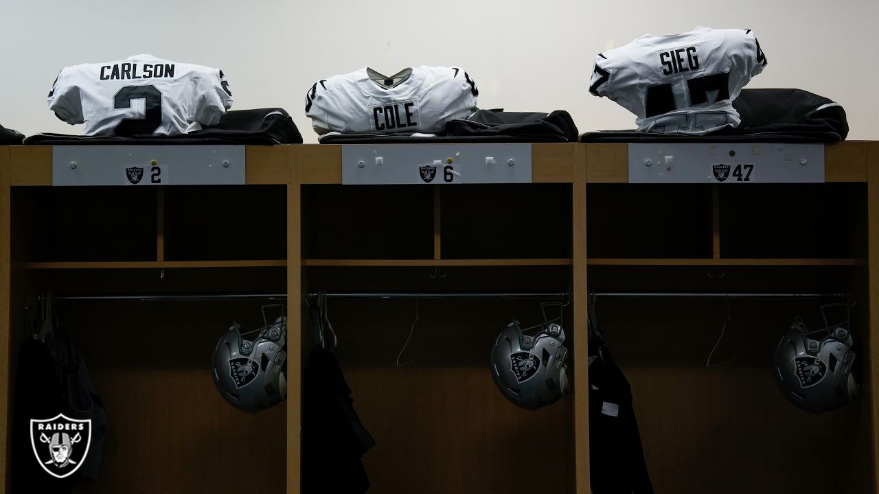 Pregame photos: Broncos arrive and prepare for Week 18 game vs. Chargers