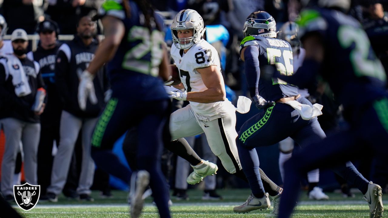 Raiders' Josh Jacobs Makes Case To Be Re-Signed After Epic 86-Yard TD Run  In Overtime To Give Las Vegas Entertaining 40-34 Win Over Seattle Sunday -  LVSportsBiz