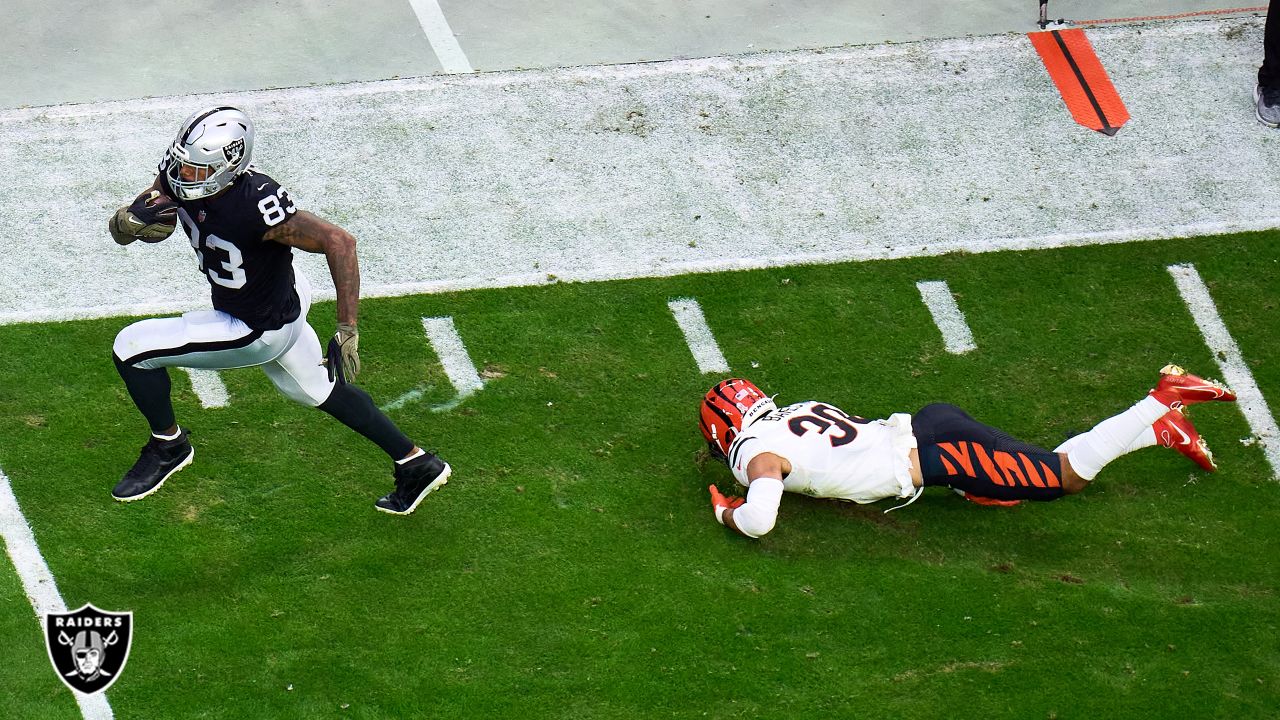 Las Vegas Raiders tight end Darren Waller (83) blocks during an NFL  football game, Sunday, Sept. 19, 2021 in Pittsburgh. (AP Photo/Matt Durisko  Stock Photo - Alamy