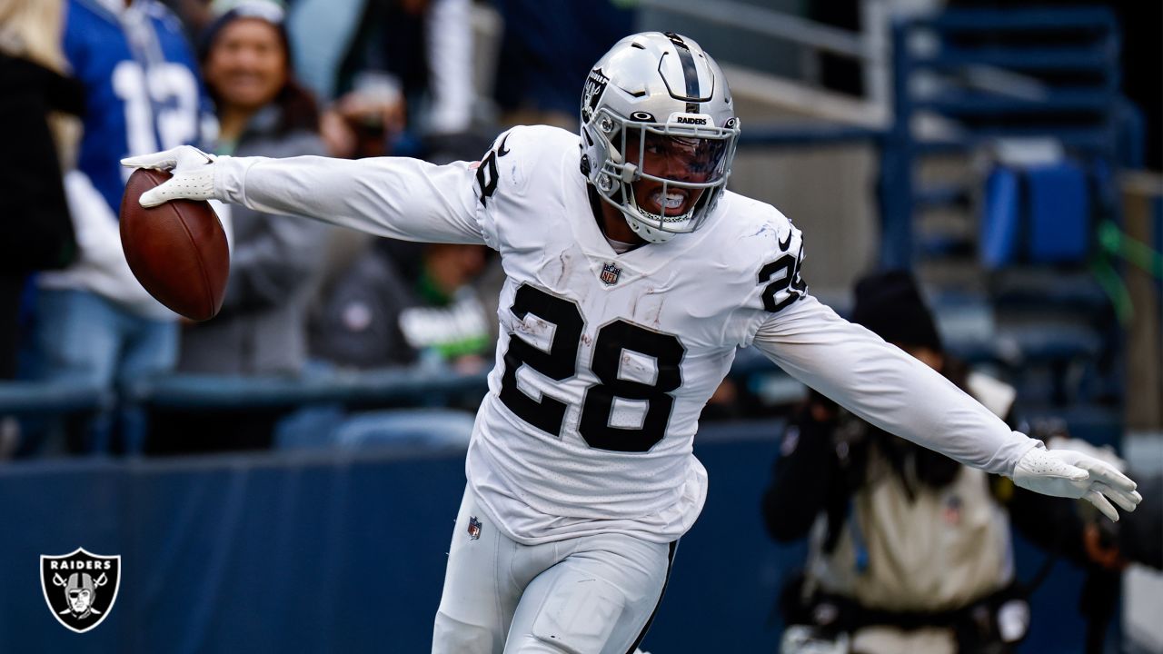 Raiders' Josh Jacobs runs into record books with 86-yarder in OT to beat  Seahawks, capping 303 total-yards day 