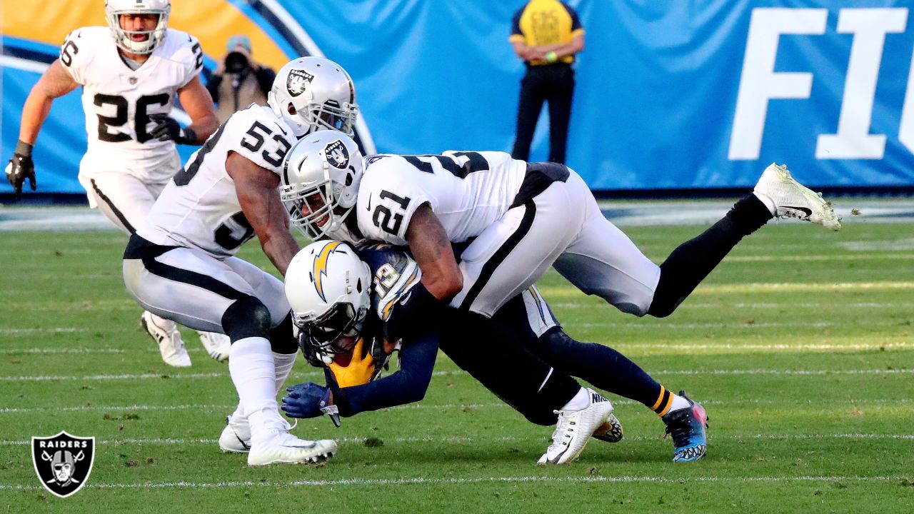 Raiders middle linebacker Denzel Perryman (52) prepares to defend against  the Los Angeles Charg …