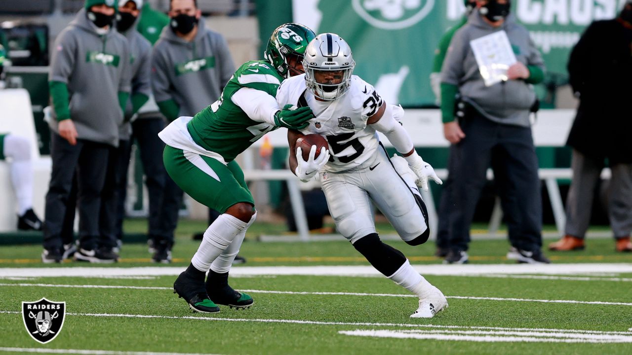 Derek Carr #4 of the Oakland Raiders passes against the New York Jets in  the second quarter at MetLife Stadium on September 7, 2014 in East  Rutherford, New Jers…