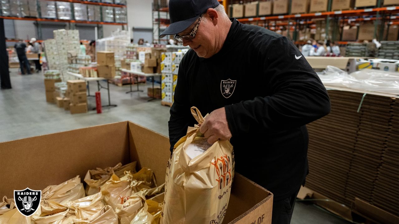 Las Vegas Raiders giving away free Thanksgiving meal boxes to families in  need