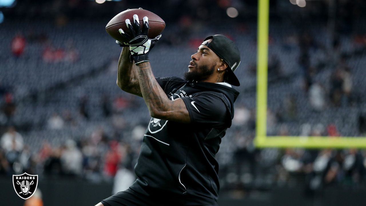 KANSAS CITY, MO - DECEMBER 12: Las Vegas Raiders offensive tackle Brandon  Parker (75) looks to block in the first quarter of an NFL game between the Las  Vegas Raiders and Kansas