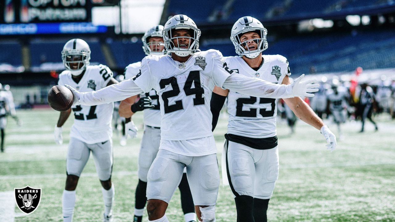 Raiders defensive tackle Johnathan Hankins (90) and Raiders outside  linebacker Cory Littleton ( …