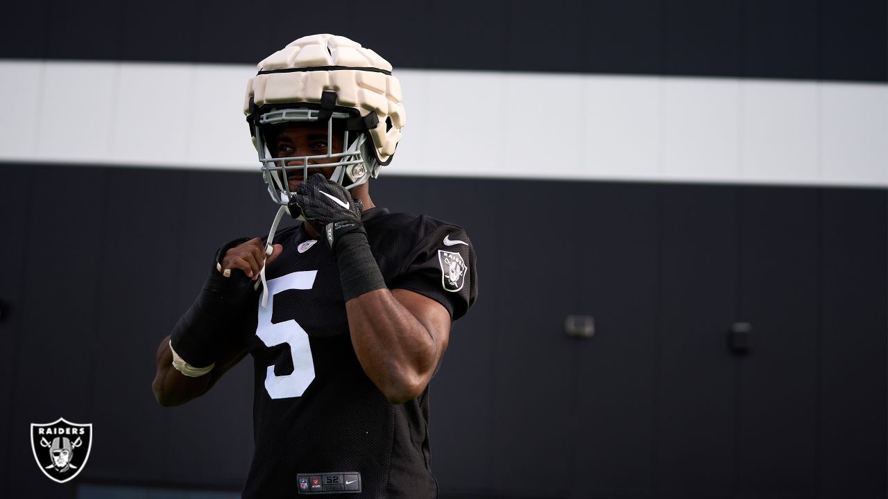 Las Vegas Raiders' Derek Carr practices during NFL football training camp,  Monday, Aug. 1, 2022, in Henderson, Nev. (AP Photo/John Locher Stock Photo  - Alamy