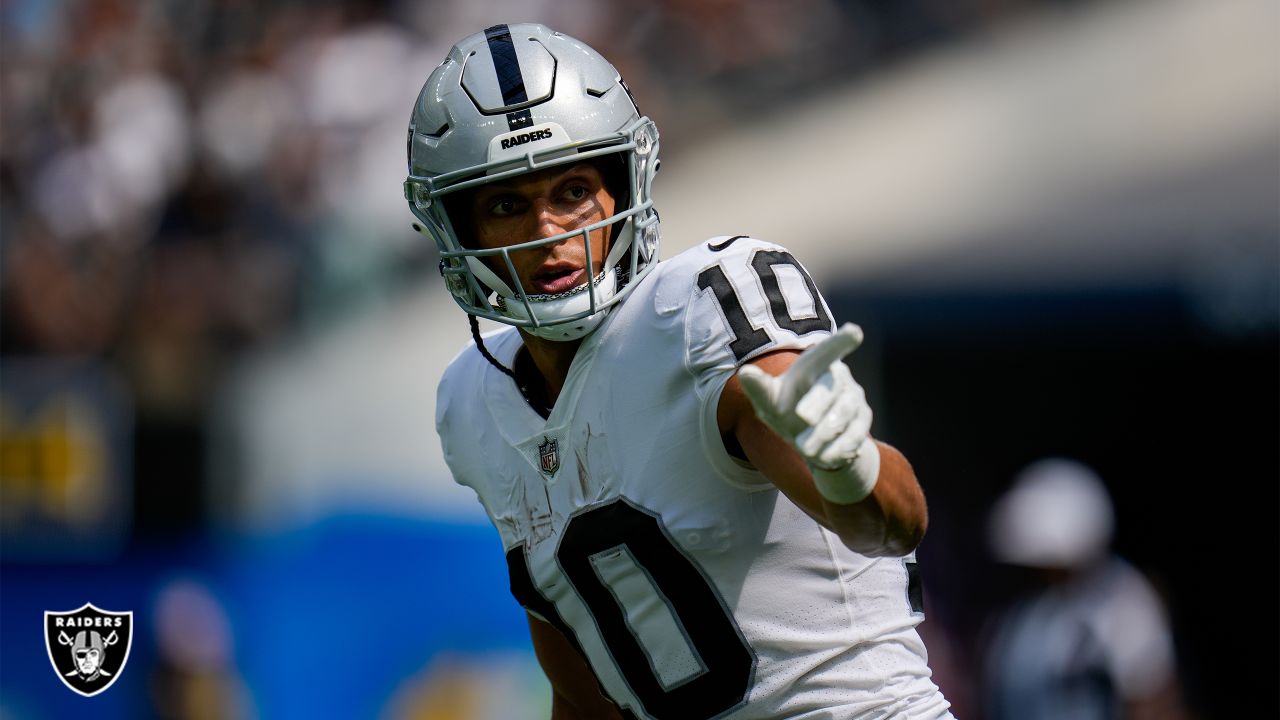 Can't-Miss Play: Las Vegas Raiders wide receiver Davante Adams catches  quarterback Derek Carr's 28-yard loft with his bicep