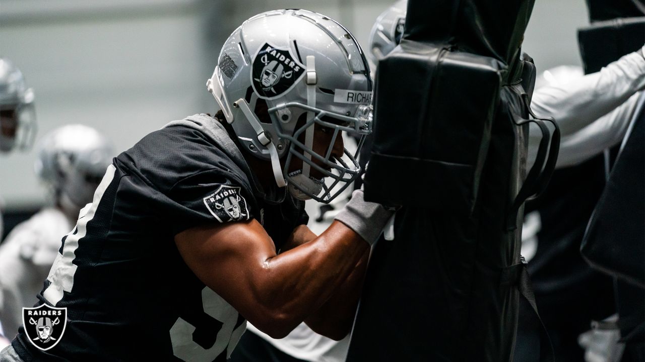 Las Vegas Raiders linebacker Max Richardson (54), defensive end