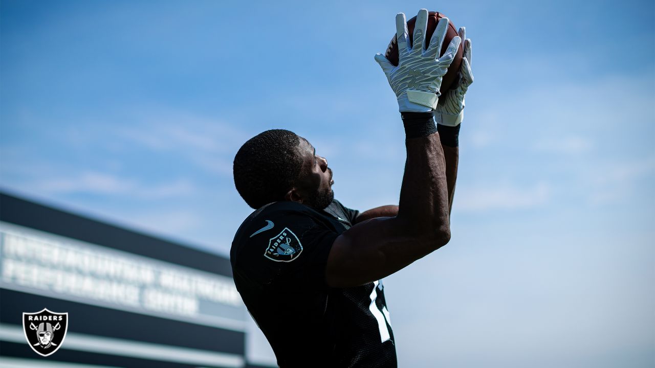 Las Vegas Raiders defensive end Carl Nassib (94) during training camp on  Thursday, Aug 19, 2021, in Thousand Oaks, Calif. (Dylan Stewart/Image of  Spor Stock Photo - Alamy