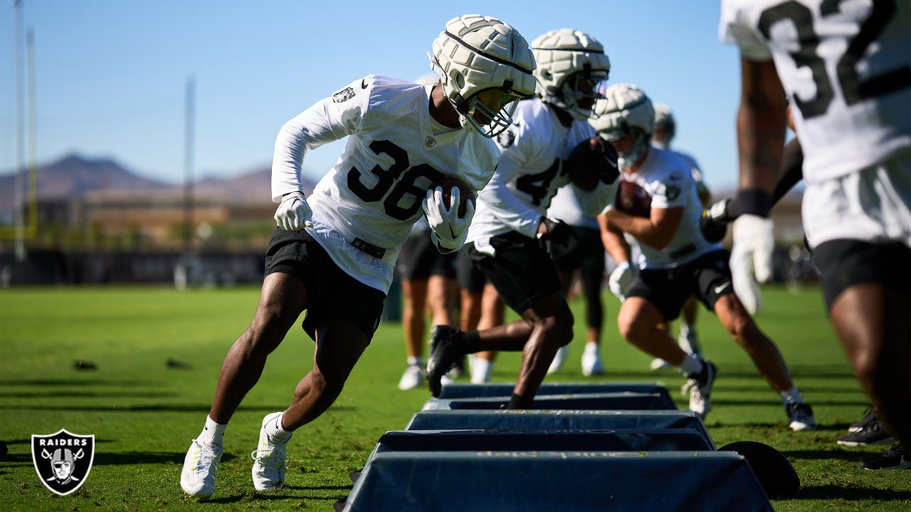 Raiders Training Camp Notebook 7/27: The defense is bringing the (dry) heat  to practice