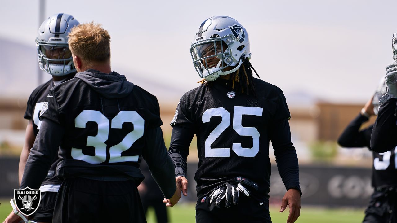 Raiders defensive back Dallin Leavitt (32) tackles Pittsburgh