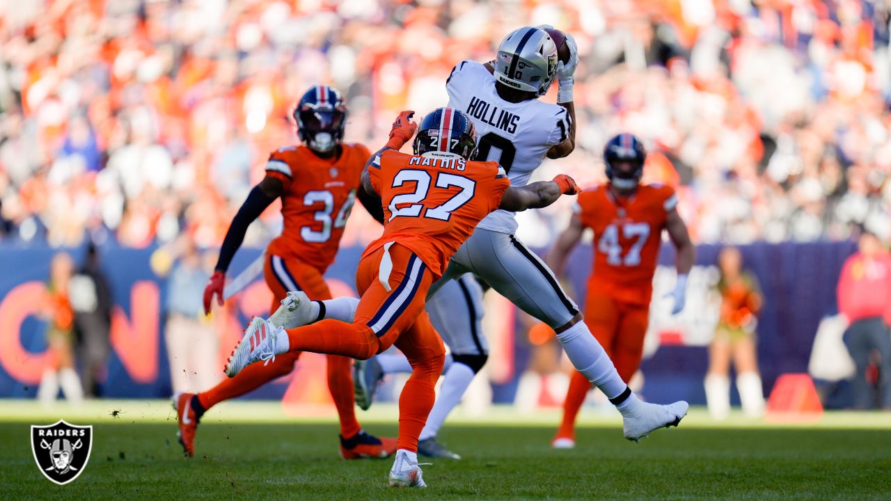 Las Vegas Raiders defensive end Maxx Crosby (98) warms up before an NFL  football game against the Denver Broncos in Denver, Sunday, Nov. 20, 2022.  (AP Photo/David Zalubowski Stock Photo - Alamy