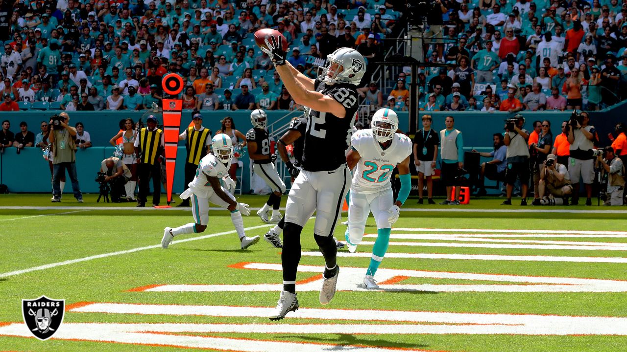 RAIDERS JACKSON-C-31OCT99-SP-MAC Oakland Raiders v. Miami Dolphins. End of  4th quarter play Raiders 90 - Grady Jackson spends a little extra time  getting up. by Michael Macor/The Chronicle (MICHAEL MACOR/San Francisco  Chronicle