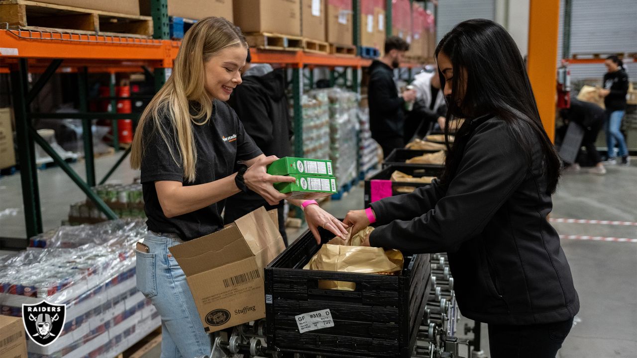 Raiders assist Southern Nevada community for Thanksgiving