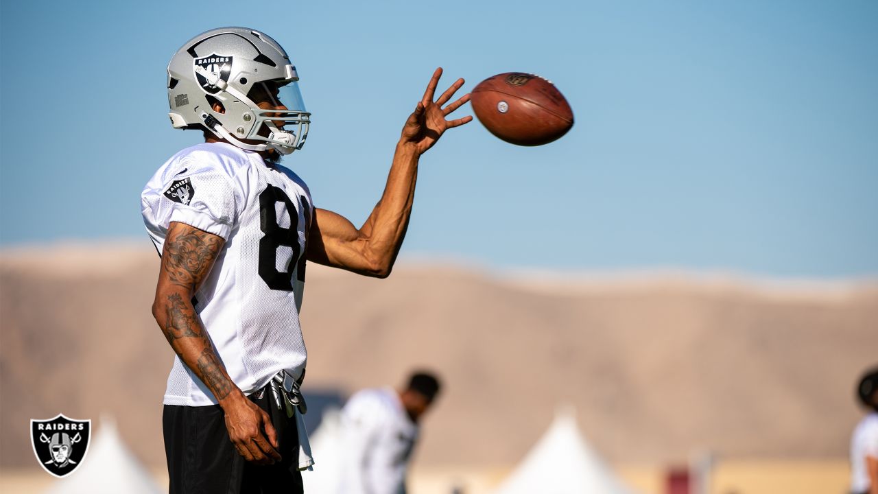 Las Vegas Raiders' Derek Carr practices during NFL football training camp,  Monday, Aug. 1, 2022, in Henderson, Nev. (AP Photo/John Locher Stock Photo  - Alamy