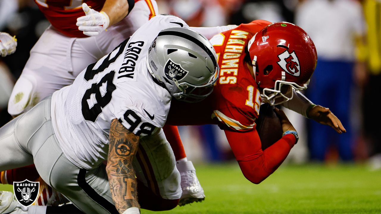 NFL Week 5 roundup: Carr helps Raiders snap Chiefs' 13-game win streak,  40-32