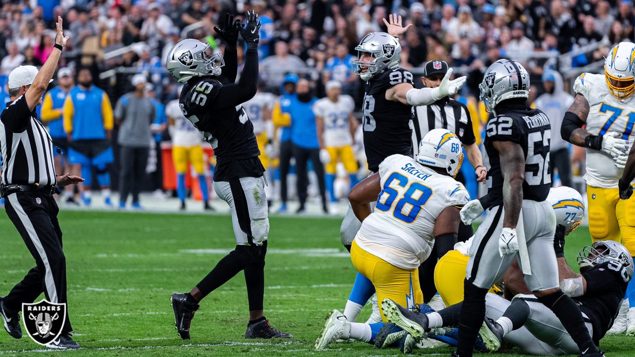 Las Vegas Raiders defensive end Maxx Crosby (98) looks on during an NFL  football practice Tuesday, June 15, 2021, in Henderson, Nev. (AP Photo/John  Locher Stock Photo - Alamy