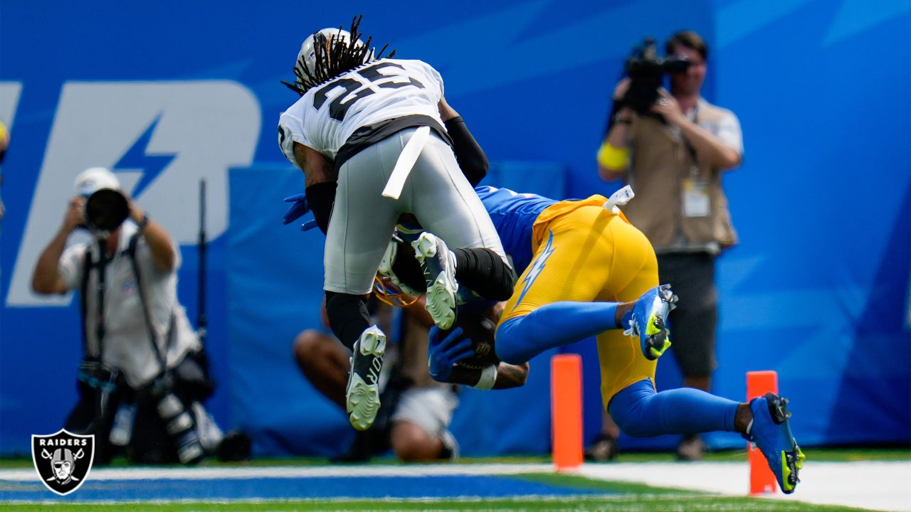 Raiders: Davante Adams put on clamps by CB who let out lowkey reaction