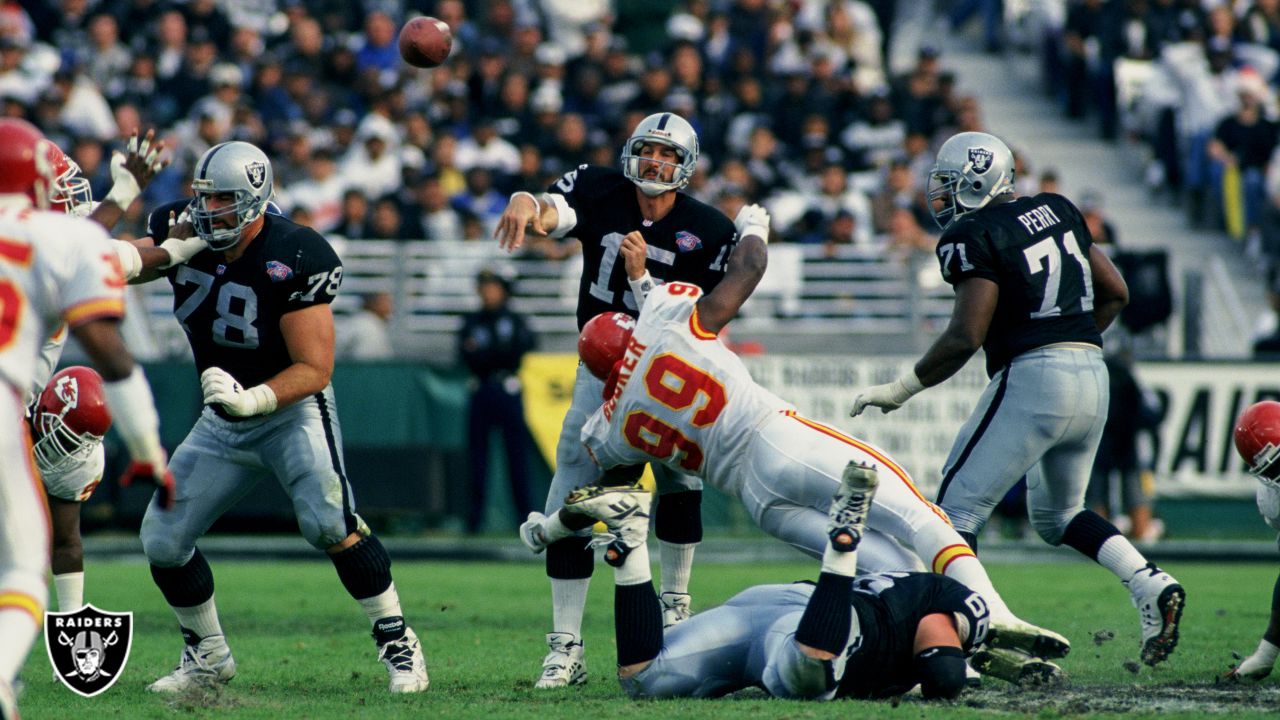 66 Los Angeles Raiders Qb Todd Marinovich Stock Photos, High-Res