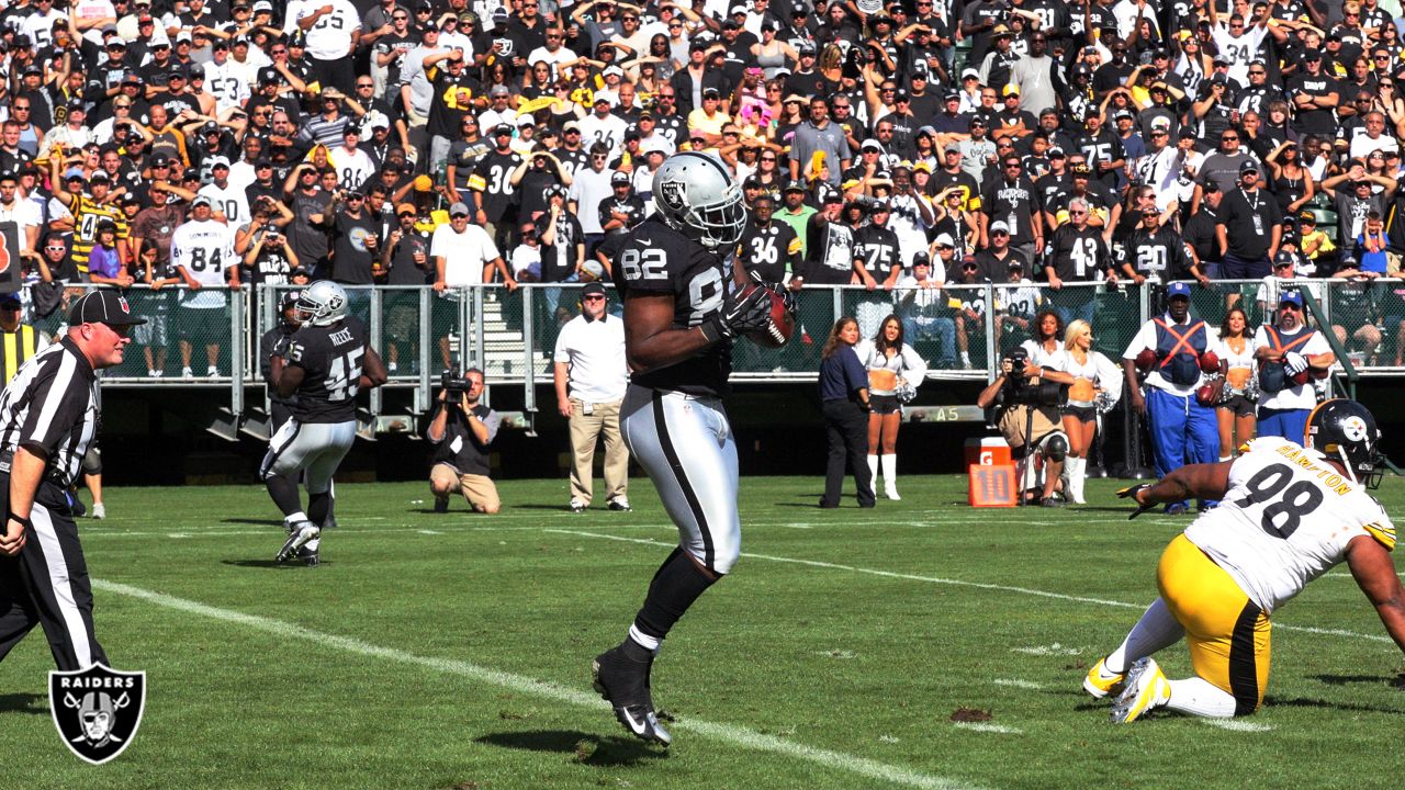 Oakland, California, USA. 23rd Sep, 2012. Oakland Raiders tight end Richard  Gordon (82) after touchdown pass on Sunday, September 23, 2012, in Oakland,  California. The Raiders defeated the Steelers 34-31. Credit: Al